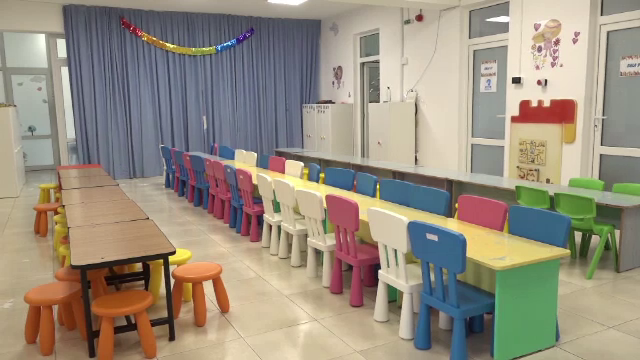 Un nou beneficiu extrasalarial pentru angajați. Companiile pot plăti creșa sau grădinița copiilor salariaților