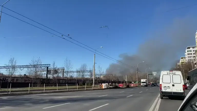 Incendiu la trei vagoane dezafectate în zona de triaj dintre Gara Basarab și Podul Grant. Se intervine cu 9 autospeciale