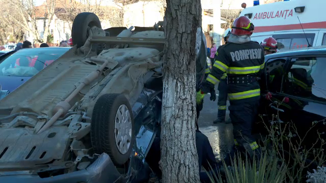 S-a răsturnat cu mașina după ce a intrat într-o intersecție fără să se asigure și a fost lovit de un autoturism, în Buzău