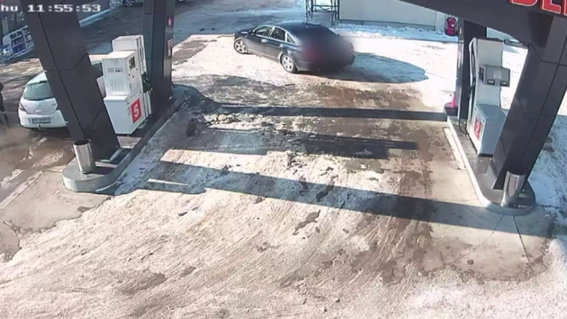 Momentul în care un șofer pleacă cu tot cu furtunul de la pompă, după ce a alimentat și a uitat să îl pună la loc, în Tecuci