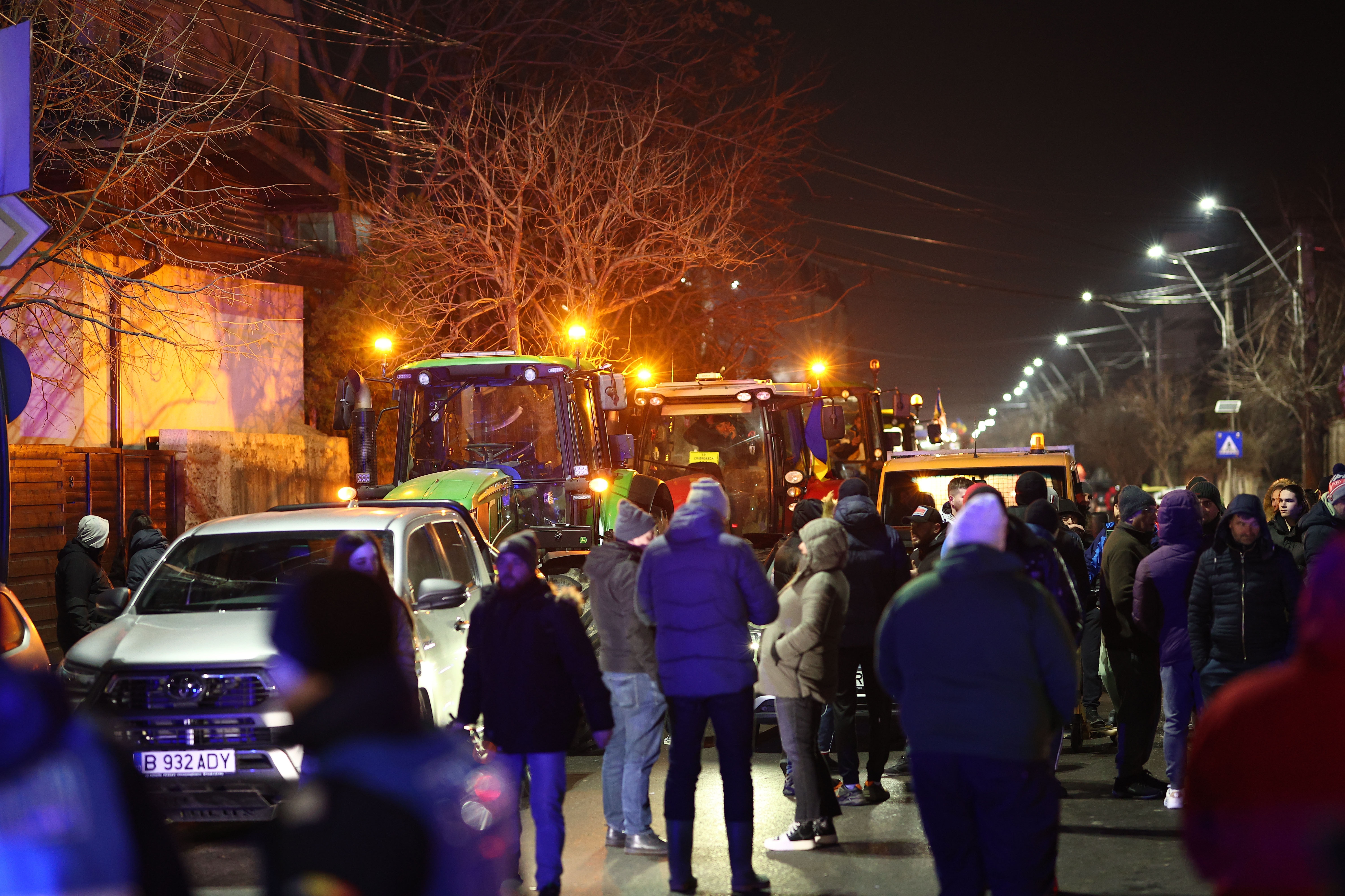 Transportatorii și fermierii anunță că vor continua protestele, după negocierile de la Guvern. „Rămânem în stradă”
