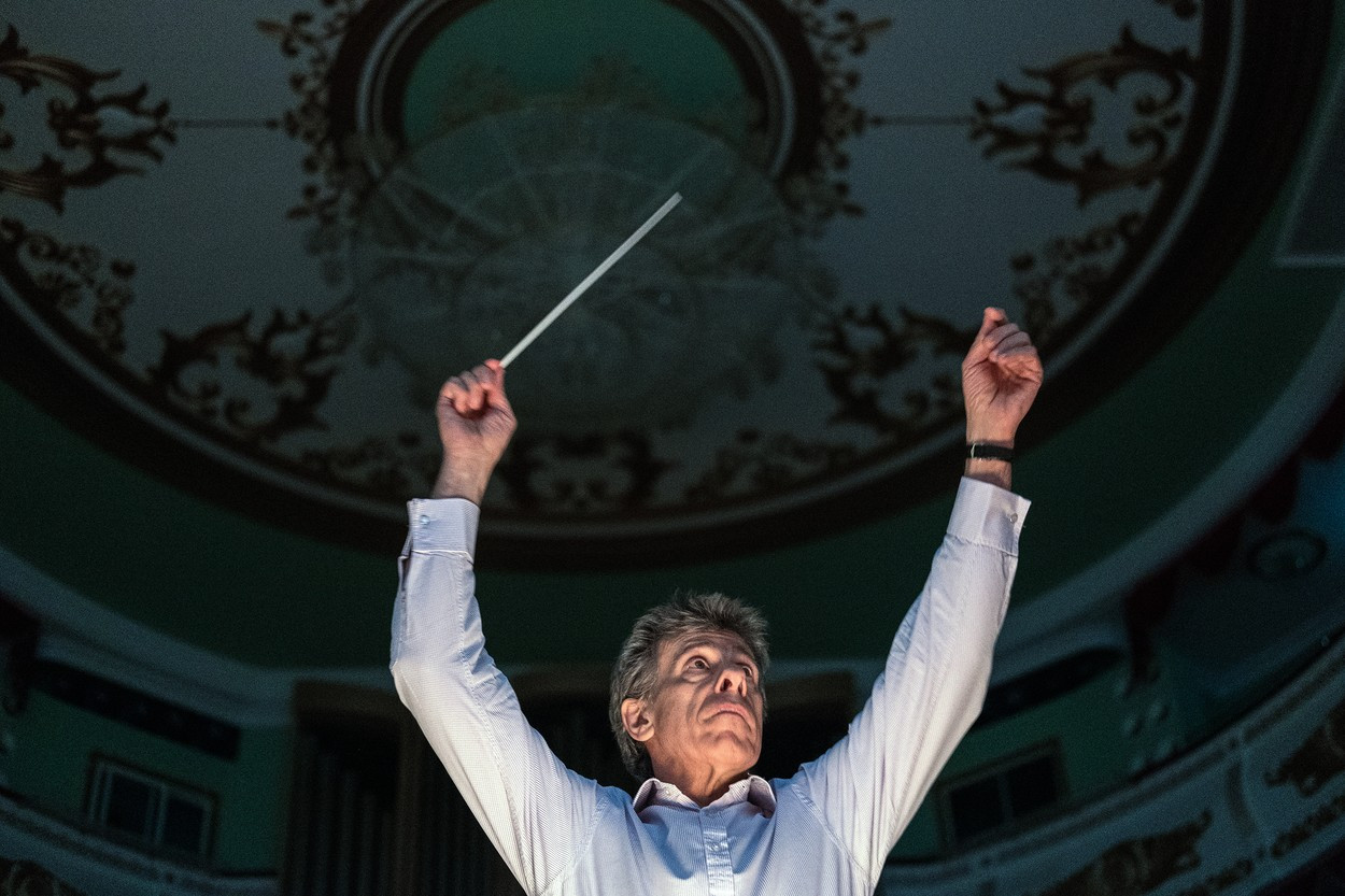 Un dirijor britanic a fost acuzat de infracţiuni sexuale comise asupra unui minor și a fost arestat