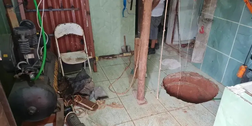 Un bărbat a murit, după ce a căzut într-o groapă adâncă de 40 de metri pe care a săpat-o în bucătărie pentru a găsi aur