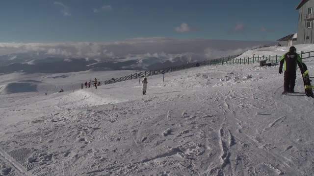 Turiștii se bucură de zăpadă pe pârtiile de ski din România. „Este o atmosferă de vis aici sus la Cota 2000”