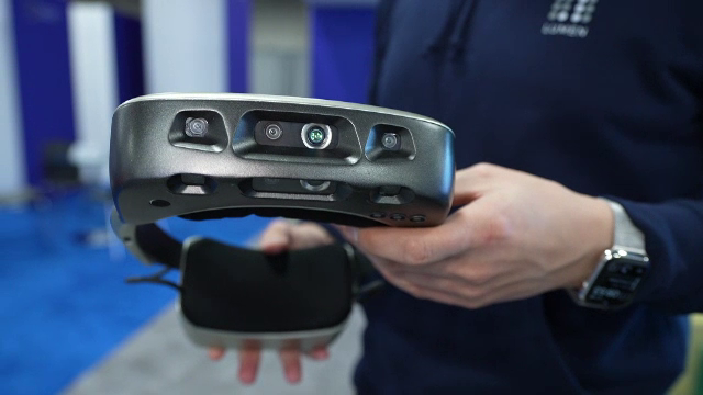 Ochelarii pentru nevăzători, o invenție românească prezentată la CES, în Las Vegas. Cum funcționează