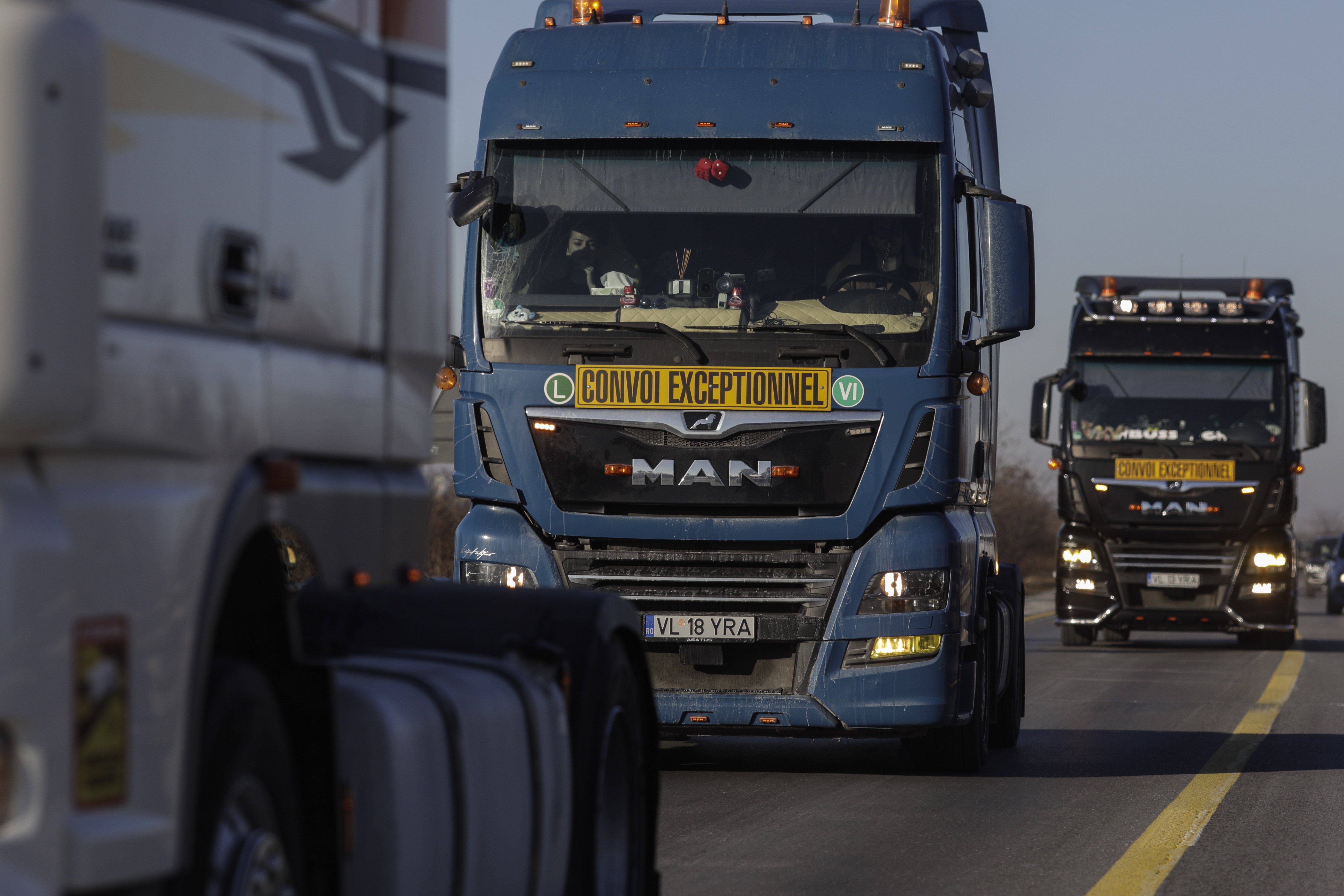 Transportatorii cer Parlamentului să plafoneze adaosul comercial la carburanți și să modifice legea. Acuză marje excesive