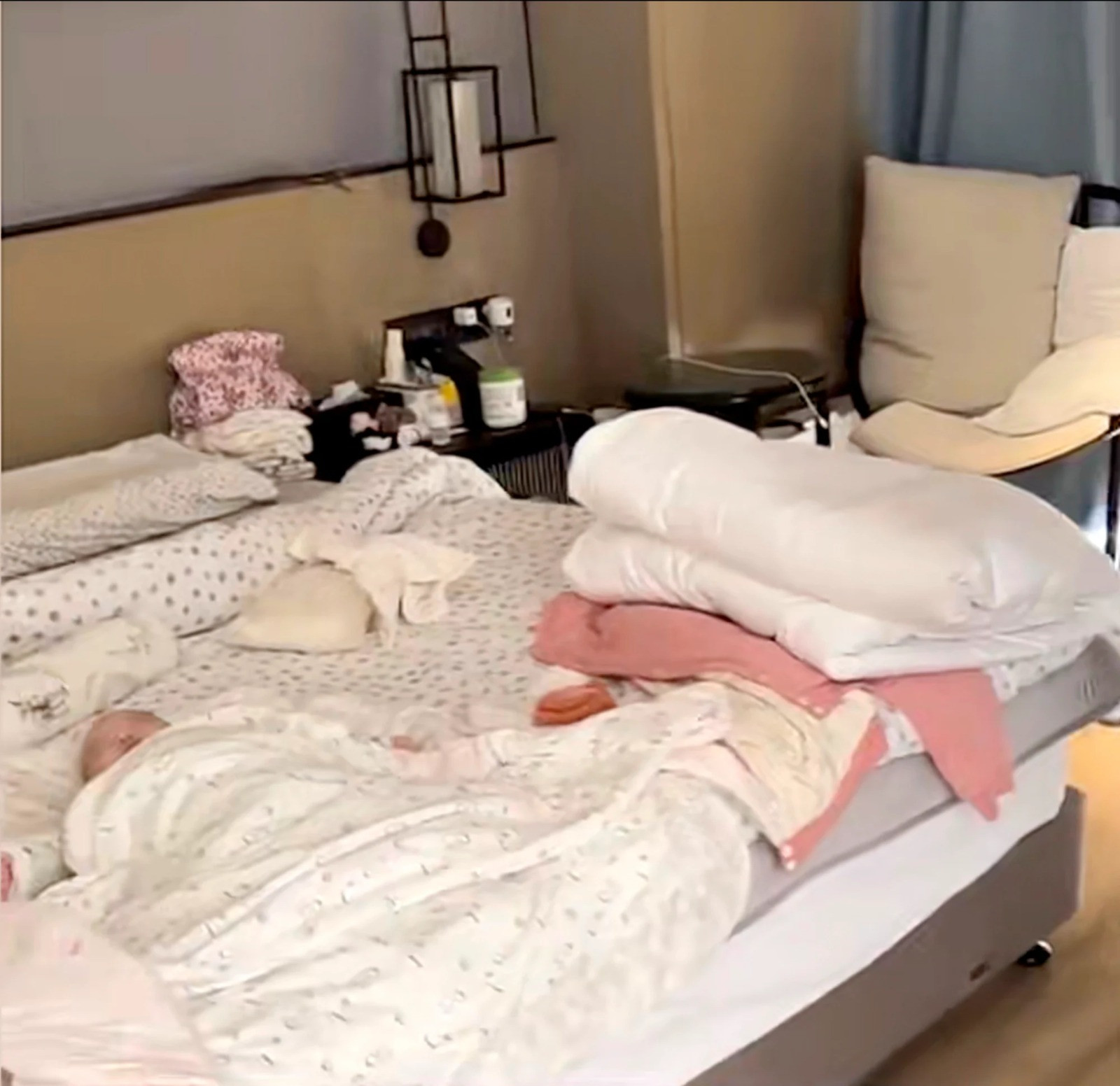 O familie trăiește într-un hotel de lux pentru că este mai convenabil decât să închirieze un apartament. Cât plătește lunar