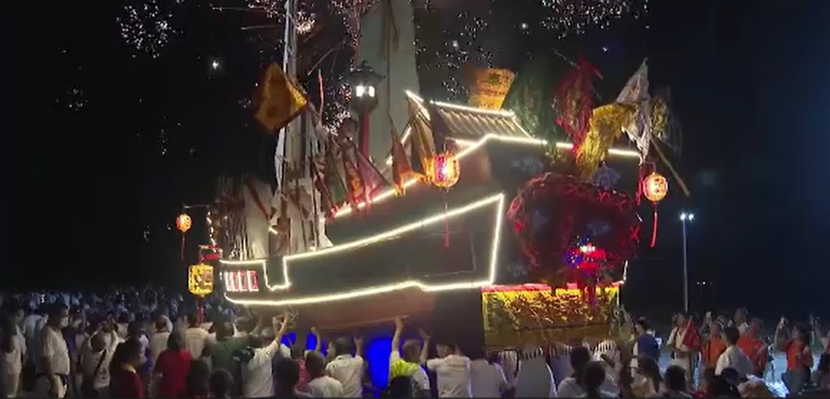 Spiritele rele, alungate de preoți cu ajutorul unei bărci uriașe. Unde se întâmplă asta