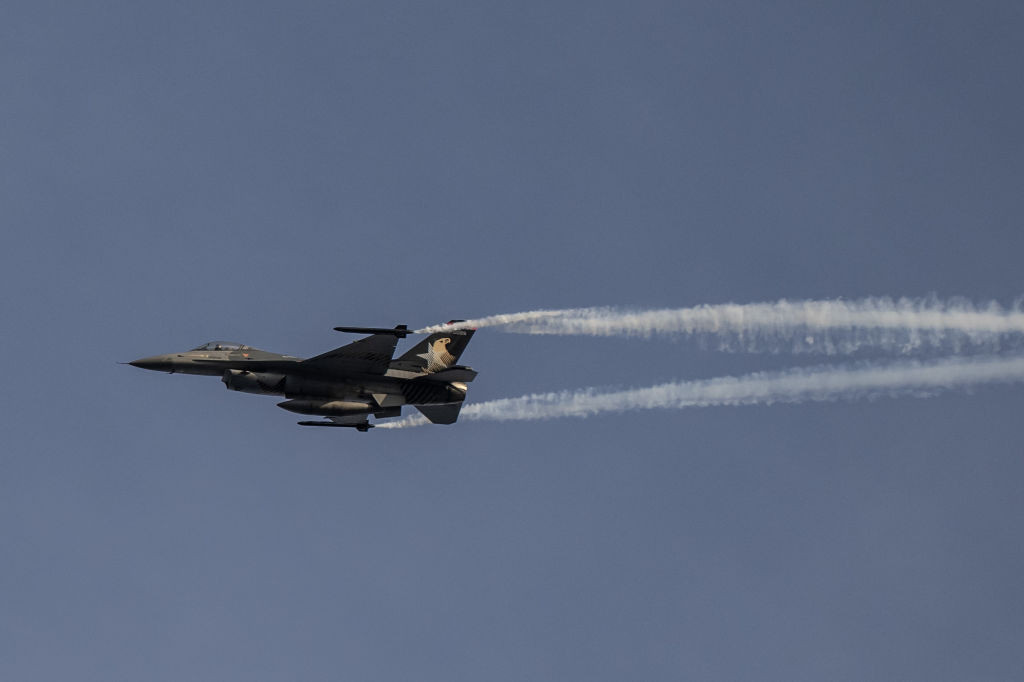 Turcia a lovit "ţinte teroriste" în Irak şi Siria, după uciderea a 9 soldaţi. Reuniune de securitate de urgenţă la Istanbul