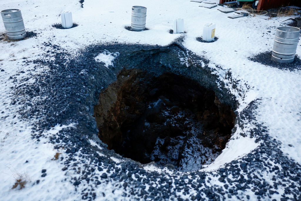 Un bărbat a dispărut după ce a căzut într-o gaură adâncă formată în pământ. „O să căutăm până când îl vom găsi"