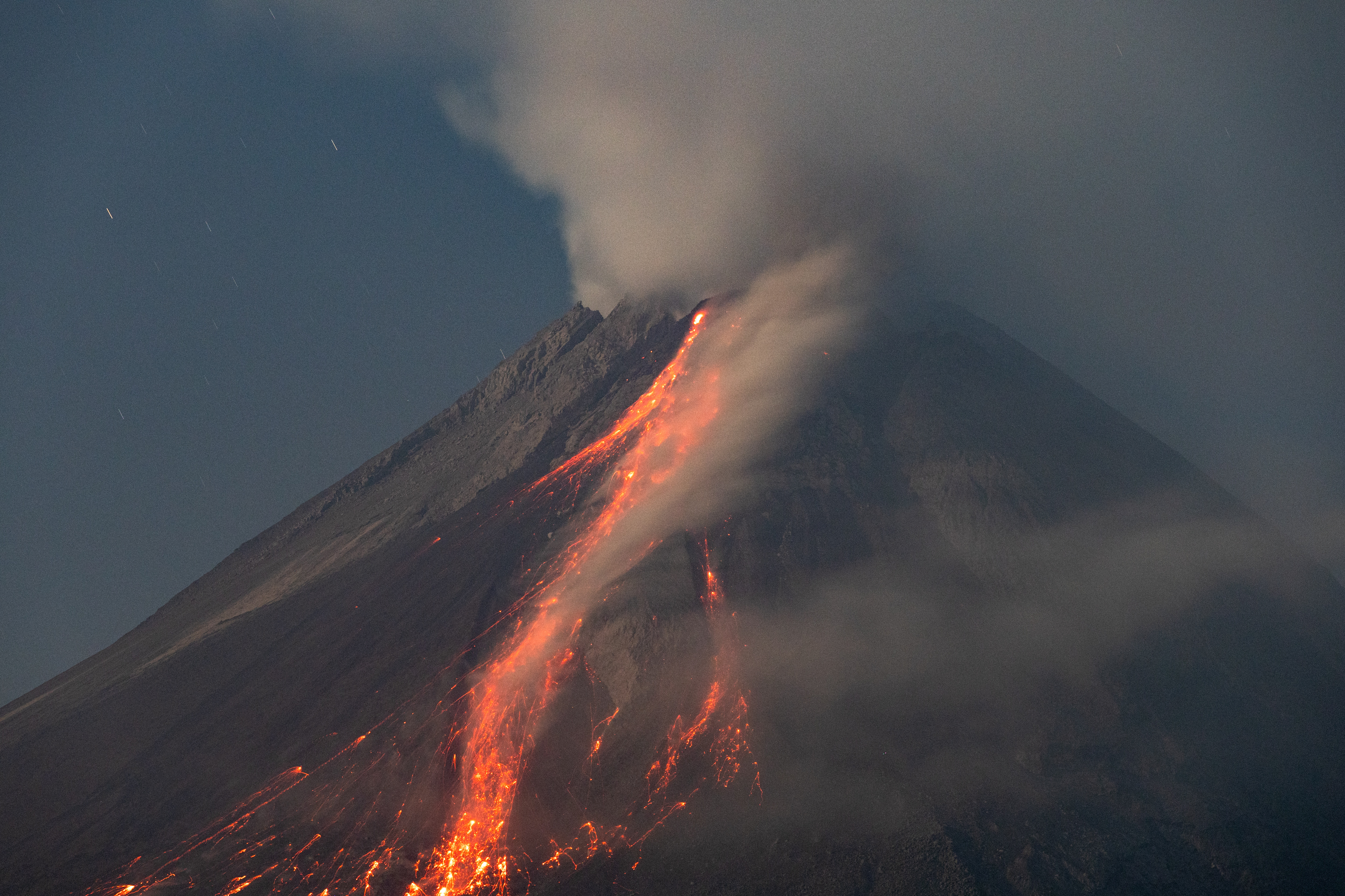 Nouă erupţie a vulcanului Marapi din Indonezia, la o lună după un episod eruptiv mortal