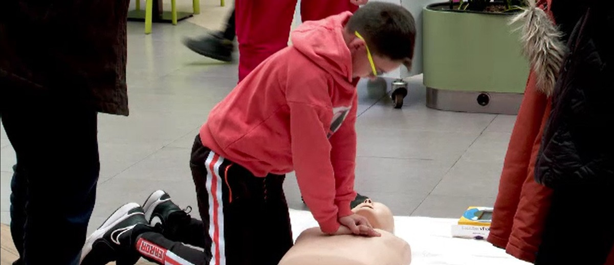 Pregătiți pentru a salva vieți. Copiii din Cluj-Napoca au învățat cum se face manevra Heimlich sau masajul cardiac