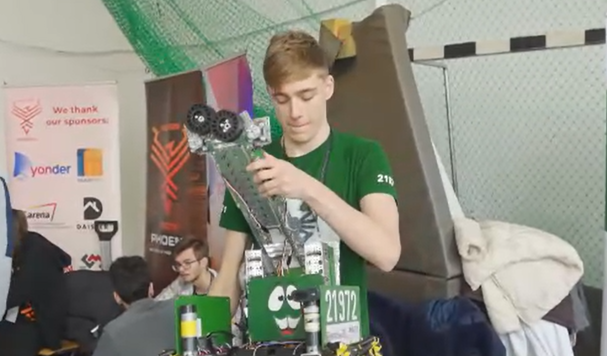 Elevii din Mediaș l-au creat pe Gogu, robotul devenit vedetă la un concurs de specialitate. Cât timp le-a luat să-l realizeze