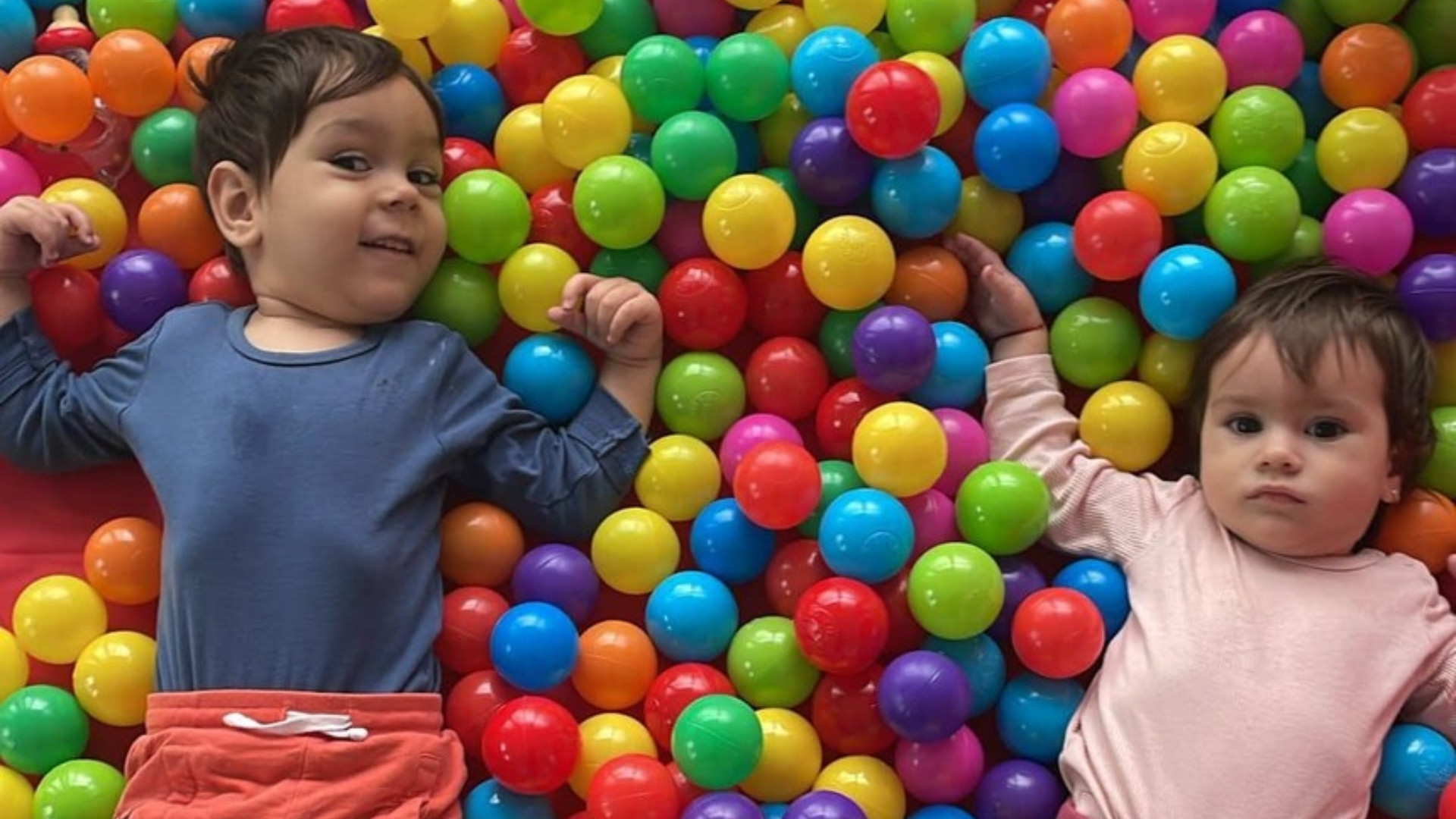 Doi fraţi de 2 ani şi jumătate şi de 1 an şi 3 luni suferă de o boală extrem de rară. „Nu pot sta jos, vorbi sau merge”