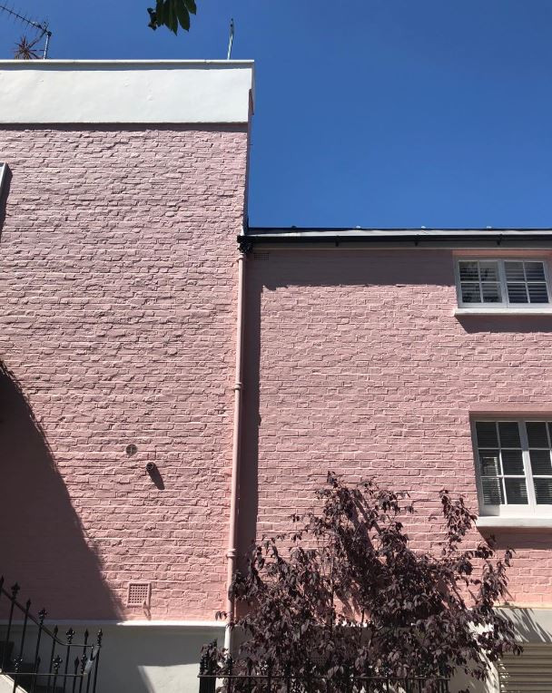 Cum arată cea mai fotografiată casă de pe Instagram. Este roz, iar toți turiștii se pozează în fața ușii | FOTO