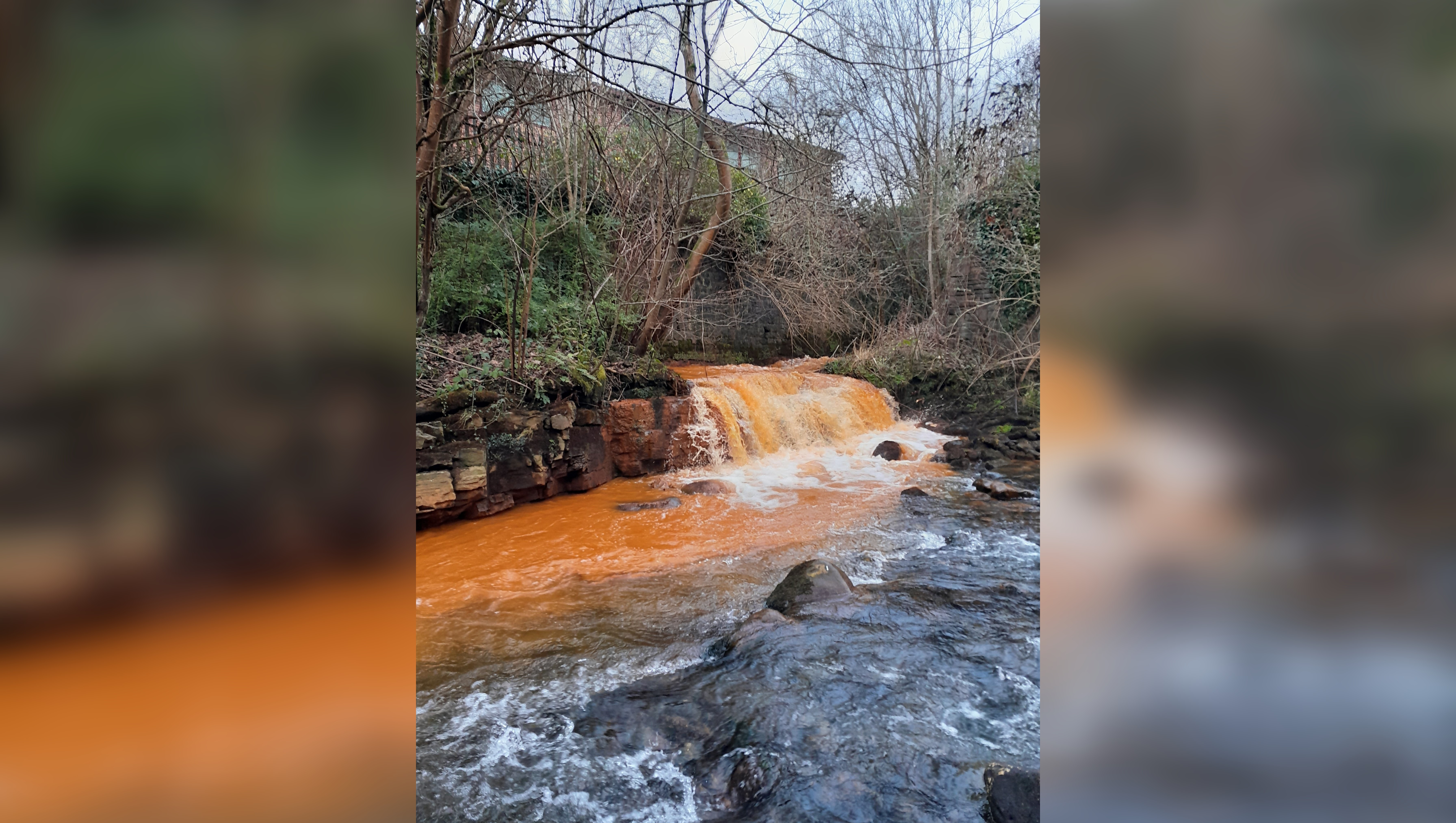 Locul în care apa unui râu a devenit peste noapte portocalie. Localnicii au avut un șoc