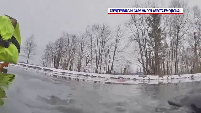 Clipe de groază pentru o copilă de opt ani care a căzut în apa unui lac. Se juca cu sora ei pe gheață