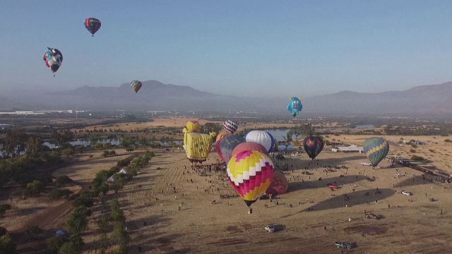 Spectacol de culoare pe cerul din Santiago. Cât a costat un bilet la festivalul baloanelor cu aer cald