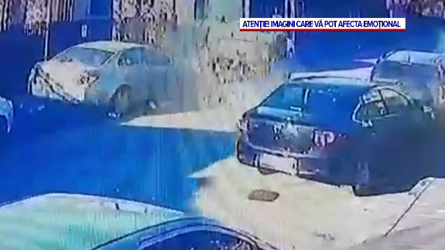 O mașină s-a izbit de un autoturism parcat, s-a răsturnat și a mai lovit un vehicul, în Craiova. Două persoane, rănite