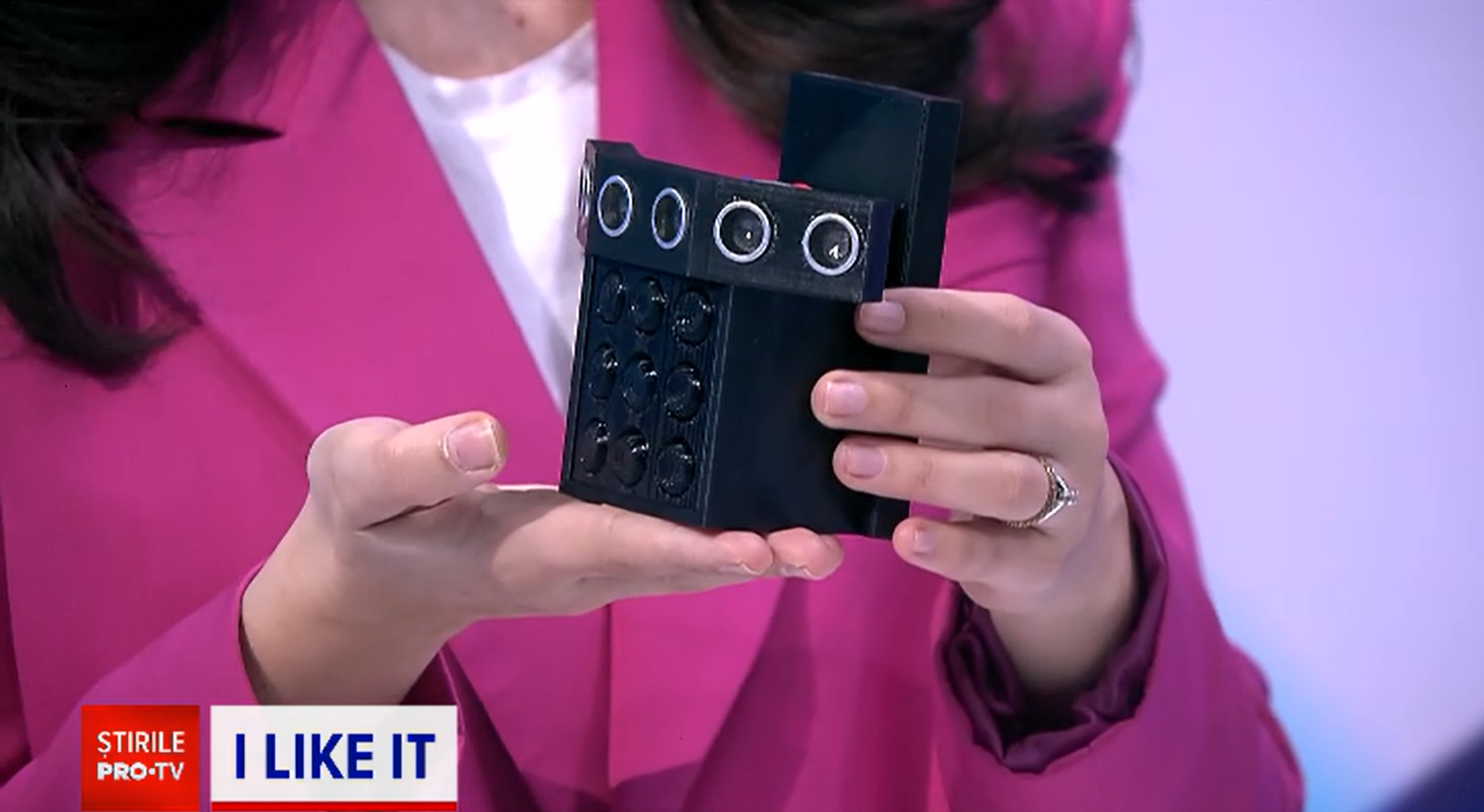 Un dispozitiv care înlocuiește bastoanele folosite de persoanele nevăzătoare, creat de un student. Cum funcționează