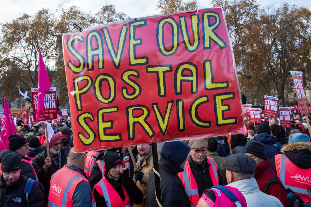 Scandal în Marea Britanie. Poșta Regală a insistat să condamne 700 de poștași pentru furt deși știa că erau nevinovați