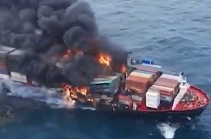 O navă a SUA a fost lovită de rachetă în largul coastelor Yemenului. Rebelii Houthi au revendicat atacul