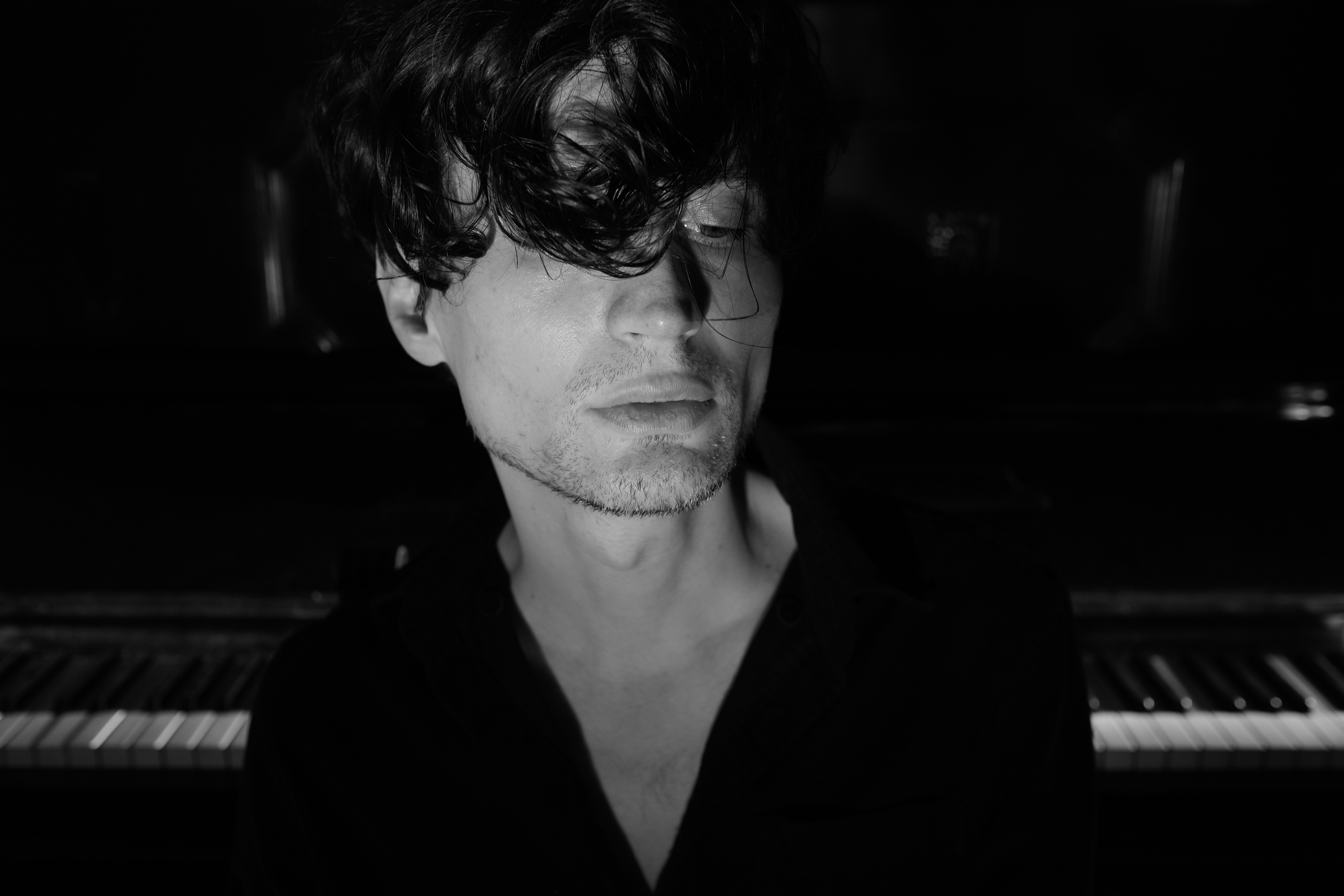 Pianistul Andrei Irimia lansează turneul ”Lights and Shadows” în 5 orașe din România, dar și în Londra și Paris