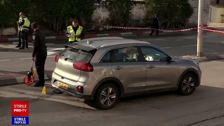 Un mort și cel puțin 17 răniți în Israel. Doi palestinieni au furat mașini și au intrat cu ele în pietoni