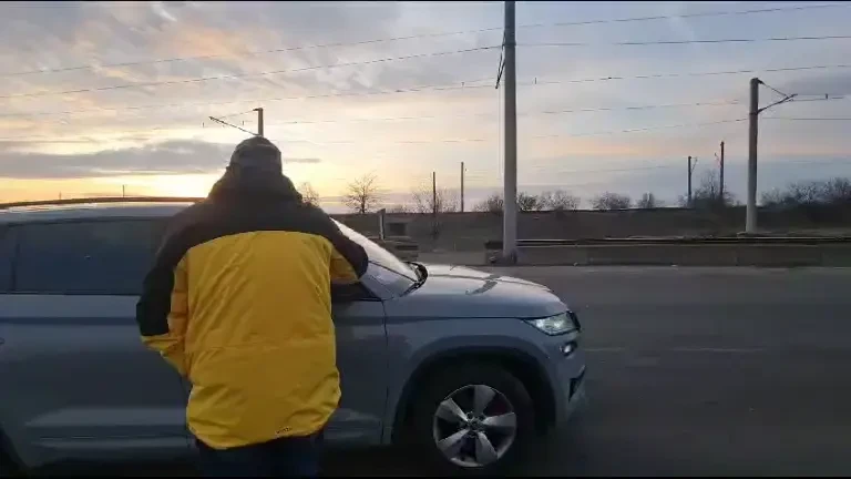 Liderul AUR, George Simion, alungat de protestatari în Constanța: Ce te uiţi la mine, aşa, cu ochii ăia beliţi? Hai, taie-o!