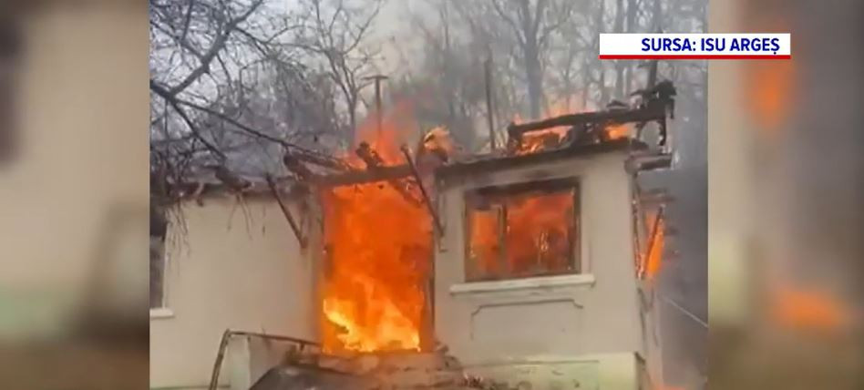 Sfârșit tragic pentru un bătrân de 85 de ani din Argeș. A murit ars de viu în casă