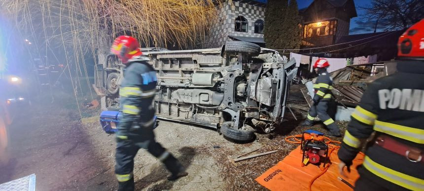 O ambulanţă care transporta doi pacienţi, răsturnată în Argeș. Toate cele trei persoane aflate în vehicul sunt conştiente