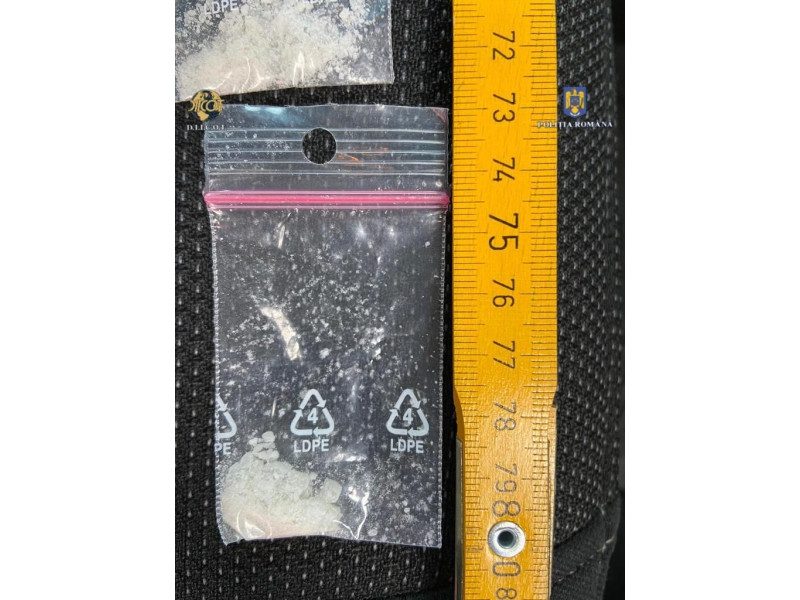 Bărbat prins beat și drogat la volan în trafic, în Braşov. Polițiștii au găsit în mașina lui peste 40 de plicuri cu droguri