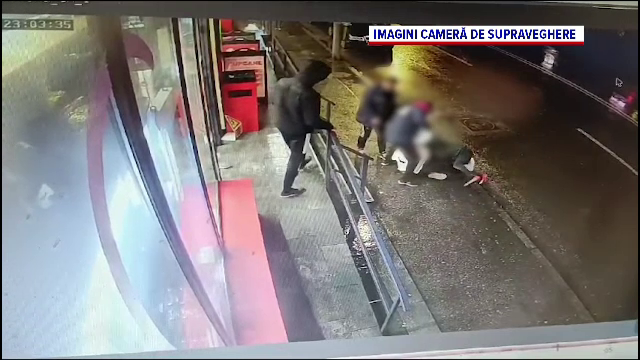 Momentul în care individul din Pitești a înjunghiat un bărbat, lângă o sală de jocuri de noroc. A fost arestat