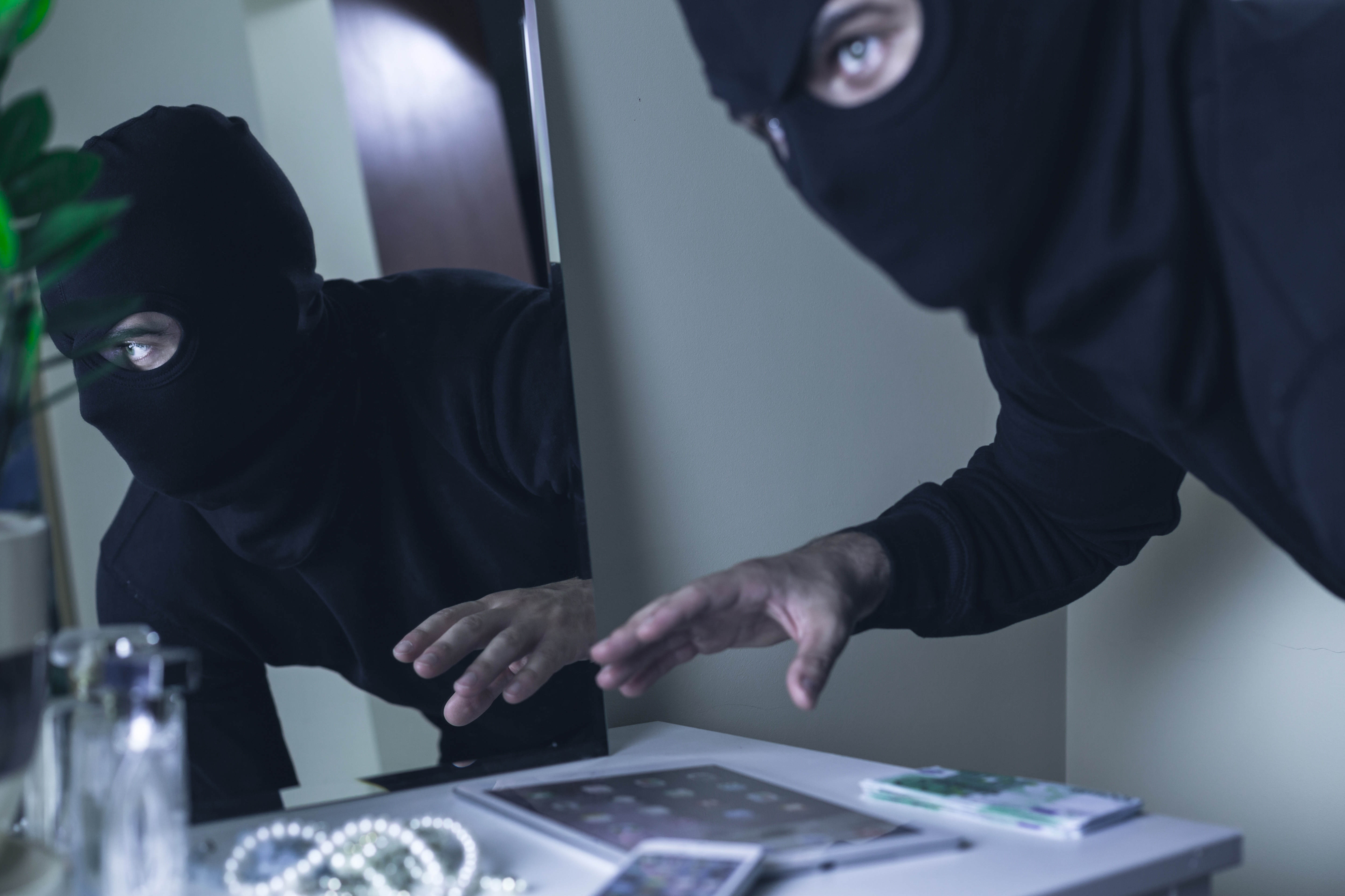 Doi bărbați au spart o casă din Bragadiru și au crezut că au dat lovitura. Ce s-a întâmplat după ce au furat 250.000 de lei