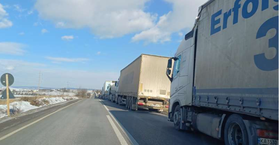 Protest la protest. 150 de şoferi din Ucraina şi Turcia au ieșit în stradă după ce fermierii români au blocat vama Siret