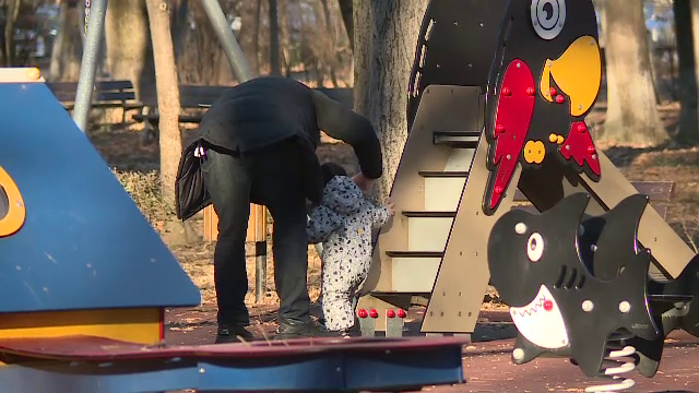 „Familia este din ce în ce mai limitată.” Natalitatea în România continuă să scadă de la lună la lună