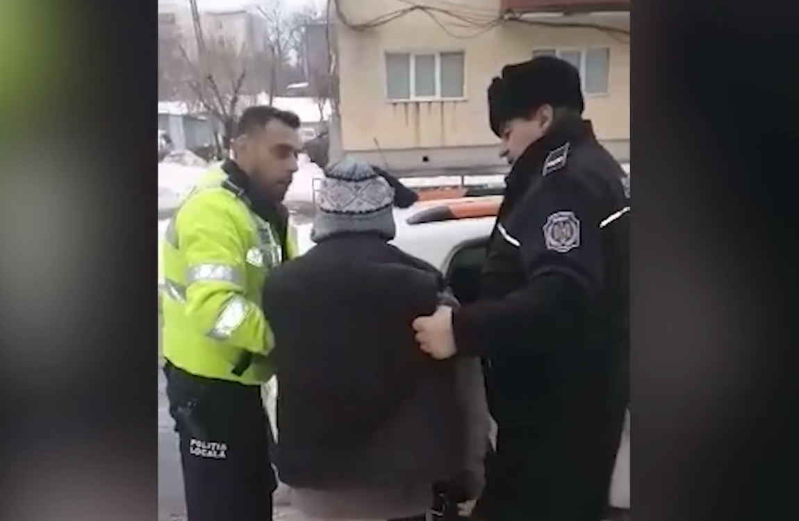 Bărbat din Roman, încătușat și amendat pentru că a curățat zăpada de pe trotuar VIDEO