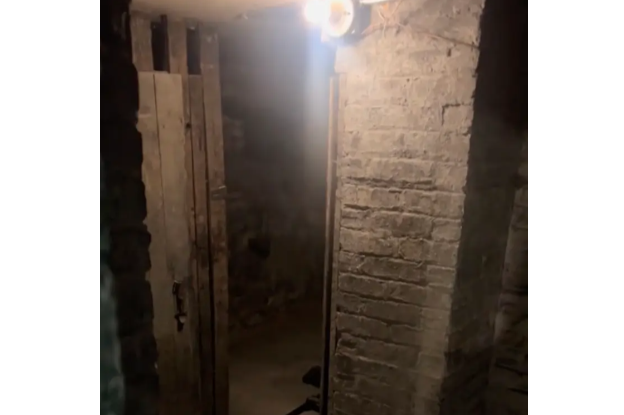 Descoperirea făcută de o femeie după ce a deschis o ușă „interzisă” a unui apartament închiriat prin Airbnb. Video viral