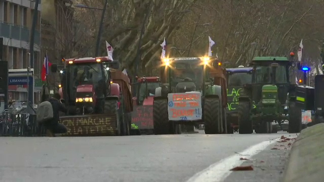 Fermierii au scos utilajele pe străzi și în Franța. Sunt nemulțumiți de taxele mari, de prețul la combustibil și de costuri
