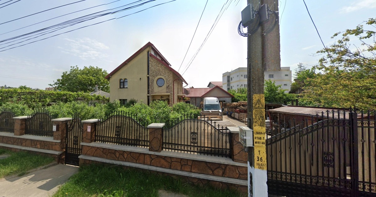 Jaf ca în filme. Mai mulți indivizi au intrat cu duba în curtea unor oameni de afaceri și au furat zeci de mii de euro