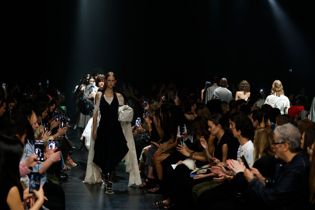 Zeci de piese din colecţia Balmain, furate la Paris. Șase persoane au fost arestate