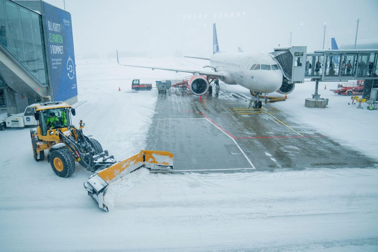 „Este atât de multă zăpadă, încât piloţii nu pot vedea luminile”. Aeroportul din Oslo a fost închis din cauza ninsorilor