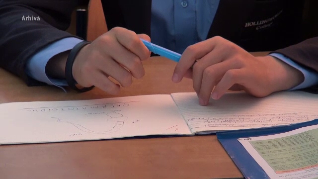 Numărul burselor de merit va fi redus la jumătate, din toamnă. Doar cei cu medii de peste 9,50 vor primi acest beneficiu