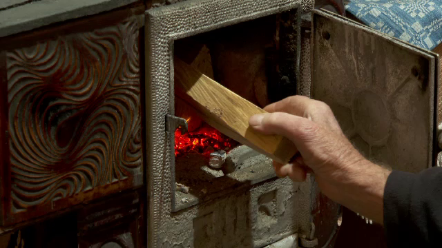 Românii din zonele montane vor putea primi până la 10 mii lei de la stat pentru a-și cumpăra o sobă sau un șemineu