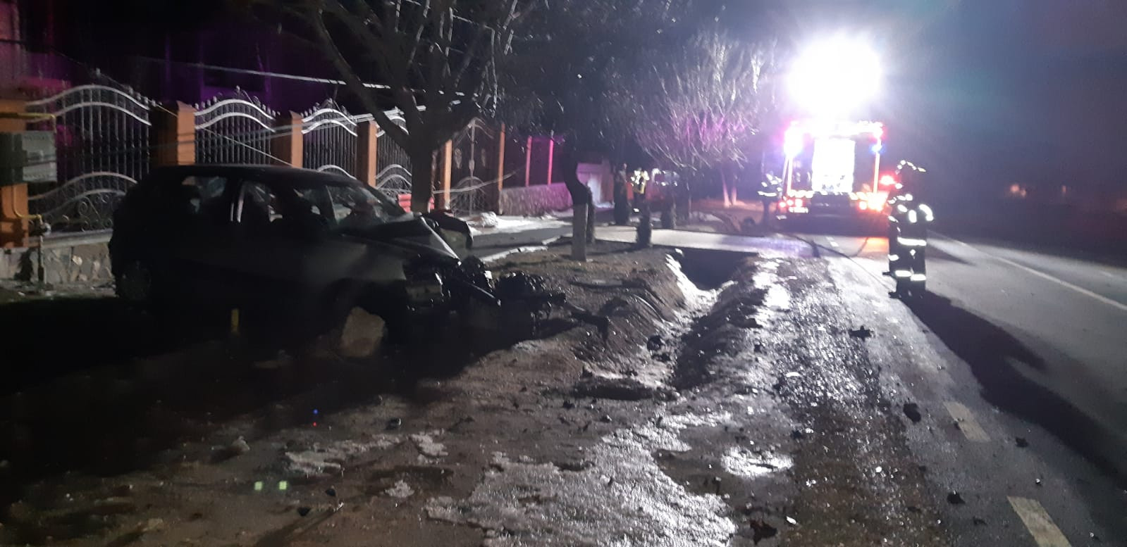 Accident cu două victime la Galați după ce un autoturism a lovit un stâlp de iluminat şi o ţeavă de gaze