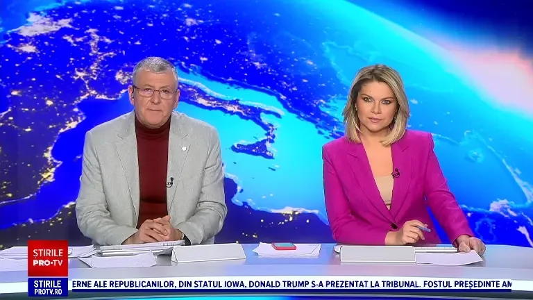 Momentul în care un avion se prăbușește în flăcări pe o autostradă. Pilotul a murit, iar alte trei persoane au fost rănite