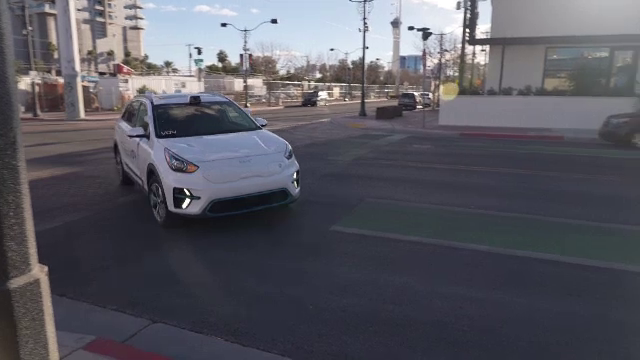 Cum arată taxiul electric fără șofer. Mașina este dotată cu o tehnologie inteligentă și poate fi condusă de la distanță