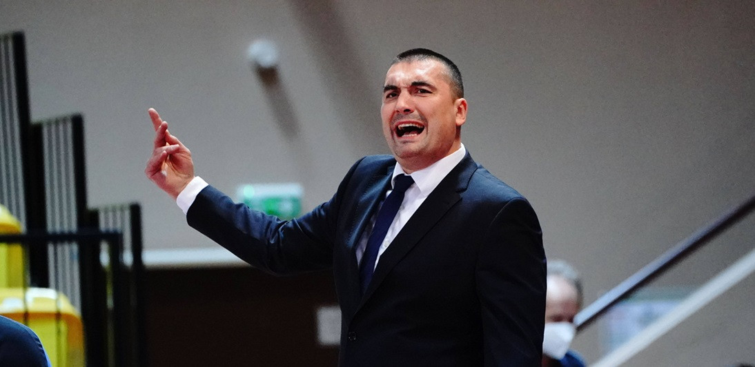 Tragedie în baschet. Antrenorul secund al echipei Golden State Warriors a murit după ce a făcut infarct în timpul cinei