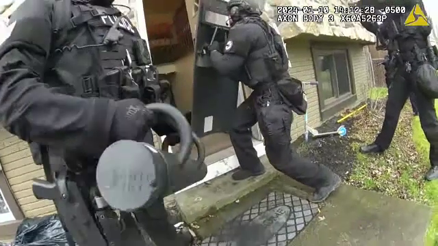 Poliția a greșit adresa. Agenții au intrat cu forța într-o casă greșită și au rănit un copil