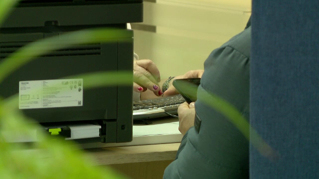 TikTok rămâne în vizorul autorităților române. La ce riscuri se expun angajații care au aplicația pe telefonul de serviciu